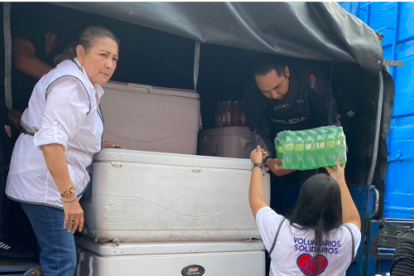 Los policías reciben los productos donados