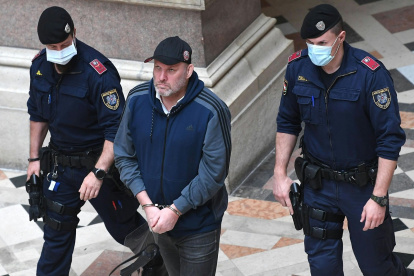 El campeón olímpico de 1984 y 1988 saliendo del tribunal.