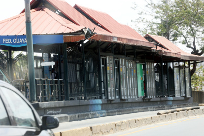 Daños. La estación de FedeGuayas de la Metrovía tiene roto el techado.