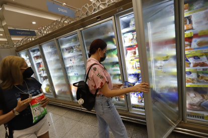 En los supermercados se encuentran nuggets y hamburguesas desde 1 dólar.