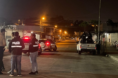 Escena. La policía realiza las investigaciones para encontrar responsables.