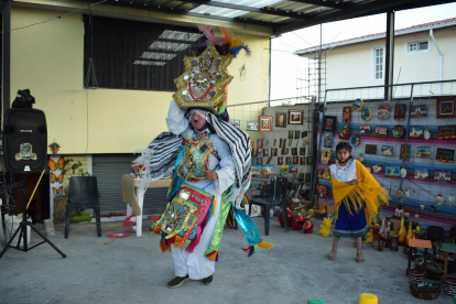 Pujilí. En las ferias artesanales también se realizan obras de teatro y danzas folclóricas con muñecos hechos por los artesanos.