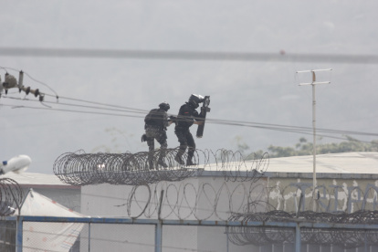Operativos. Los policías y militares respondían a las balas desde distintos puntos de la Penitenciaría, recién pasadas las 13:00 lograron tomar el control