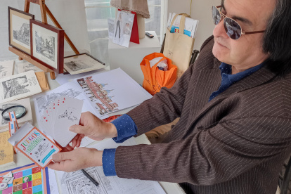 Cuenca. El dibujante exhibe sus creaciones durante una feria reciente.