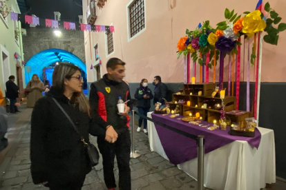 Las exposiciones están a lo largo de la calle principal de La Ronda.