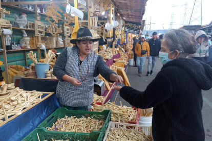 Exposición. Los artesanos buscan de alguna forma sostener la economía.
