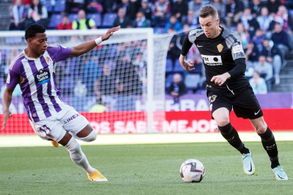 El delantero del Valladolid Gonzalo Plata (i) disputa el balón ante Carlos Clerc (d), defensa español del Elche, durante el partido correspondiente a la decimotercera jornada de LaLiga entre el Real Valladolid CF y el Elche CF disputado este sábado en el estadio José Zorrilla de Valladolid.