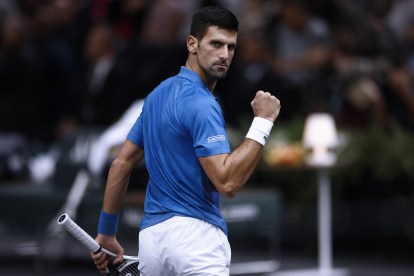 Djokovic celebra tras vencer en un cotejo ajustado a Stefano Tsitisipas por 6-2, 3-6 y 7-6 (4).
