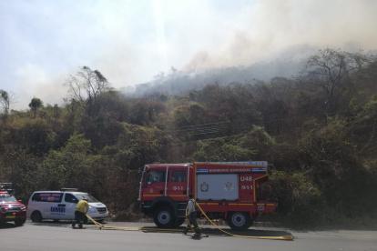 Unidades del Cuerpo de Bomberos se mantienen en el sitio.