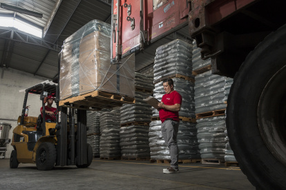 Empresa.- La planta de Nutec y de Recycle en el proceso de cargar el material para exportarlo a Bolivia.