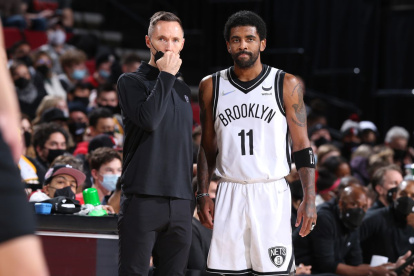 Steven Nash (i) dejó la dirección técnica de Nets e Irving está sancionado.