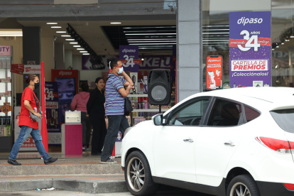 Los centros comerciales o pequeños negocios acostumbran a instalar parlantes afuera de sus locales o a la entrada para llamar la atención de clientes.