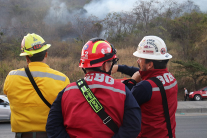Cerca de 25 unidades del Cuerpo de Bomberos trabajaron en la operación.