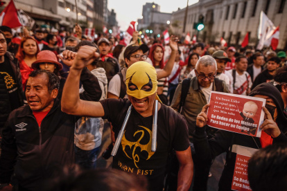 Personas se enfrentaron ayer, 5 de noviembre del 2022, a la policía peruana durante la marcha en contra del presidente Pedro Castillo, en Lima.