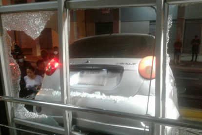 El accidente causó severos daños a la parada de la Metrovía y perjudica a los usuarios del servicio.