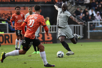 Danilo Pereira (d), del PSG, anotó el gol de la victoria ante el Lorient.