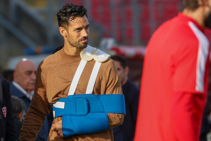 Pablo Marí, con un cabestrillo, en el encuentro del Monza.