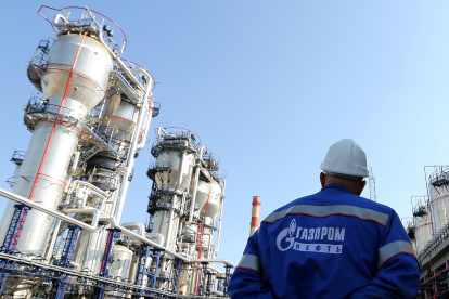 Empresa.- Una persona en la planta de Gazprom.