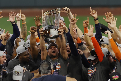 Los jugadores de los Astros pletóricos festejando con el trofeo de la Serie Mundial 2022.