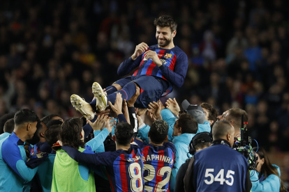 Gerard Piqué lanzado por los aires por sus compañeros del FC. Barcelona.