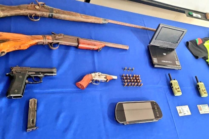 La Policía de Santo Domingo decomisó armas y equipos de comunicación.