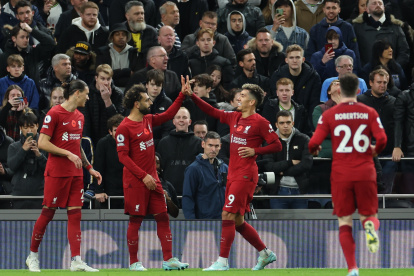 Mohamed Salah es felicitado por Firmino tras anotar uno de los goles del Liverpool.