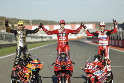 Los tres campeones del mundo de motociclismo en las categorías Moto GP, Francesco Bagnaia (c), Moto 2, Augusto Fernandez (i) y Moto 3, Izan Guevara (d), posan en la pista del circuito Ricardo Totormo de Cheste (Valencia)l.EFE/ Biel Aliño