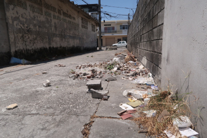 Desde basura hasta material de construcción hay en callejones de la ciudadela Albatros.