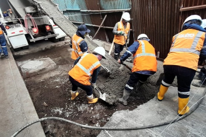 Los obreros deben recomponer la base de la vía, que es de hormigón.