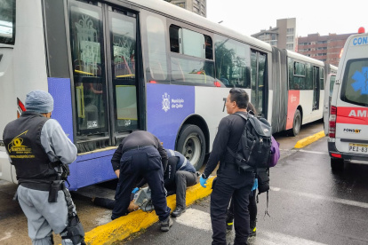 Accidente. Los paramédicos atendieron al motociclista.