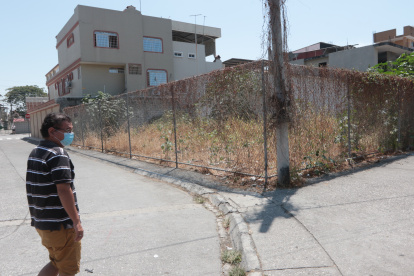 En la manzana L4 hay un predio vacío que está lleno de maleza.