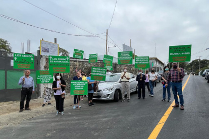 Moradores de varias calles de la urbanización se han sumado a la protesta que inició el Comité Los Ceibos, ante los problemas que consideran generará el aumento de la población en el sector, especialmente de alcantarillado.