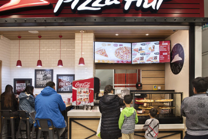 Restaurante.- Un grupo de personas en un local de Pizza Hut.