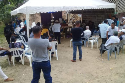 Los allegados de uno de los fallecidos realizó el velatorio en su casa.