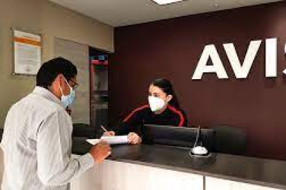 Local.- Una persona en la oficina de Mareauto Avis.