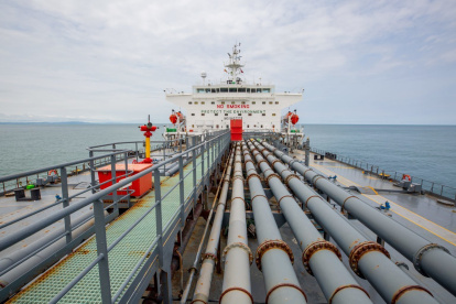 Transporte. Las tuberías para descargar el combustible.
