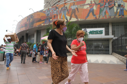 Entidad.- Personas pasan al pie del edificio de la Caja del IESS.