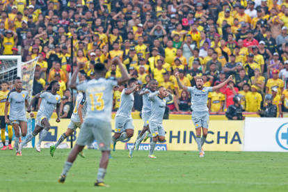 Édison Vega, volante de Aucas, celebra su tanto ante Barcelona en el Monumental.