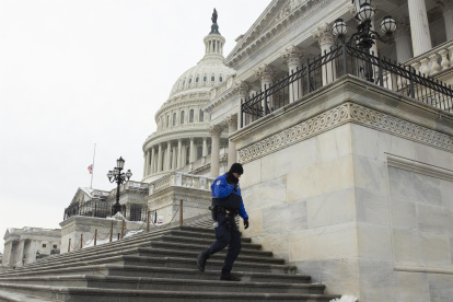 Un policía en el Capitolio en Washington, en una fotografía de archivo.