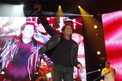 Fotografía de archivo en la que se registró al cantante colombiano Carlos Vives, durante una presentación, en el Palacio de Deportes de Madrid (España).
