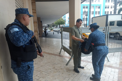 Escenario. El perímetro continúa en el edificio municipal.