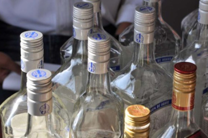 Imagen archivo, botellas de licor