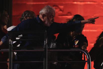 Fotografía de archivo, tomada el pasado 30 de octubre, en la que se registró al presidente electo de Brasil, Luiz Inácio Lula da Silva, luego de ganar la segunda vuelta de las presidenciales, en Sao Paulo (Brasil).