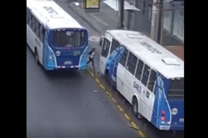 Una mujer fue atropellada por un bus del servicio de la transportación pública urbana, en el centro de Guayaquil.