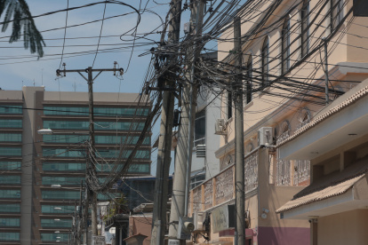 Los "tallarines" obstaculizan el paisaje de la ciudadela Simón Bolívar.