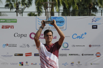 Daniel, levantando el título del Challenger de Guayaquil, tras ganar un torneo similar en Lima, Perú la semana pasada.