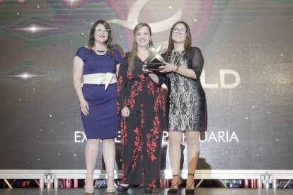 Premiación.-  Representantes de Dp World reciben el reconocimiento de Fedexpor.