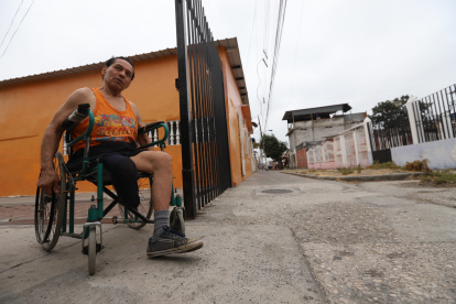 Limitación. Miguel Cuesta se moviliza por la peatonal de su casa.