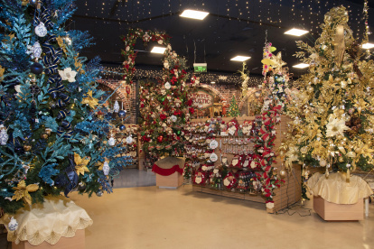 Tienda.- Una exposición de árboles en el Salón de Navidad.