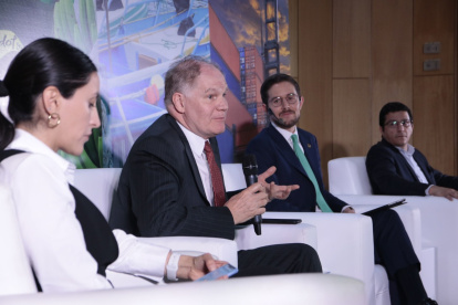 William Maloney es economista en jefe del Banco Mundial (segundo desde la izquierda) en su ponencia este 7 de noviembre de 2022.